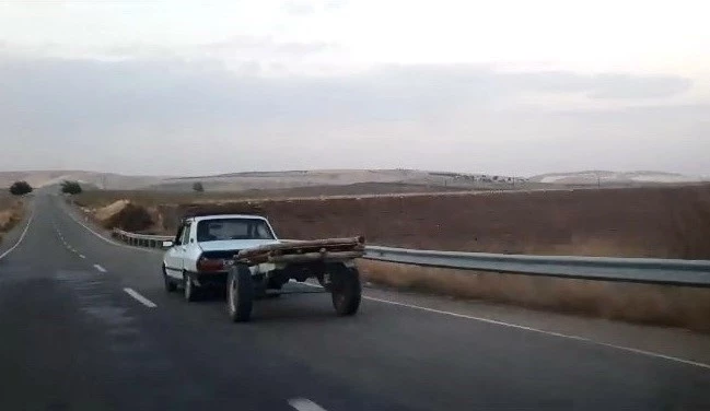 Adıyaman’da ilginç görüntü: Otomobil at arabasını çekti