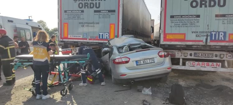 Otomobil tırın dorsesine çarptı: Polis memuru hayatını kaybetti, eşi ve çocuğu yaralandı
