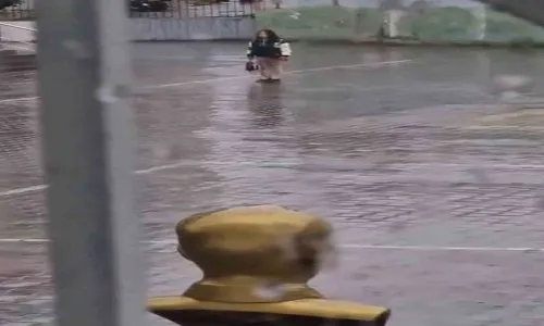 Yağmur Altında Tek Başına İstiklal Marşı Okuyan Bu Çoçuk Milli Ruhun  Senbolüdür