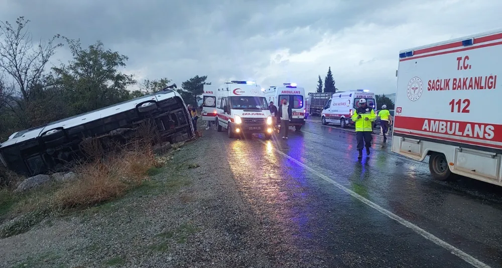 Tur Midibüsü Şarampole Yuvarlandı; 2 Ölü 31 Yaralı