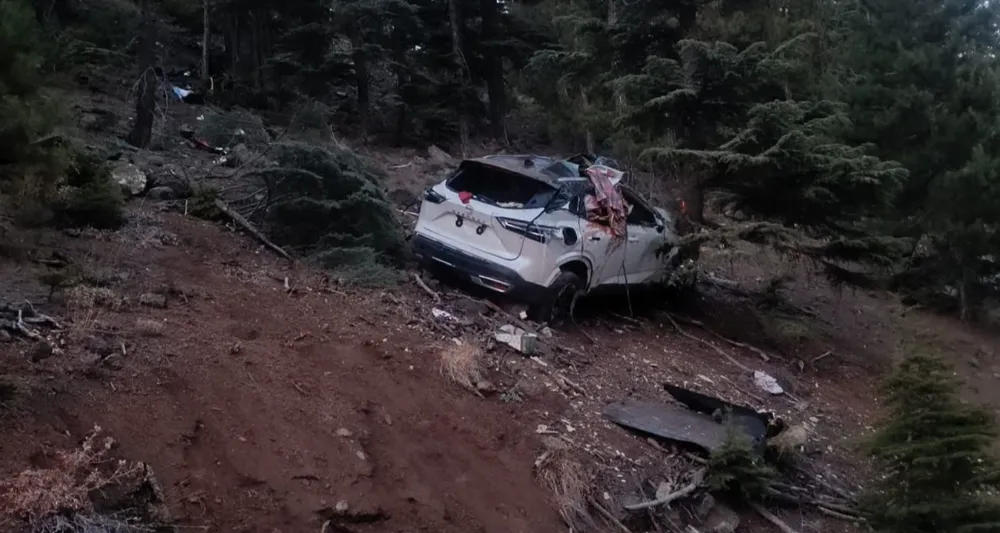 Dağ Yolunda Otomobil Uçuruma Yuvarlandı: 2 Ölü
