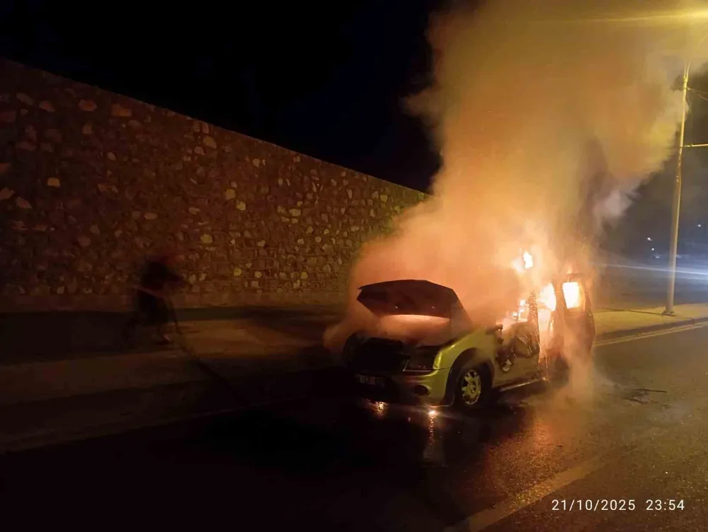 Seyir Halindeki Hafif Ticari Araç Alev Aldı