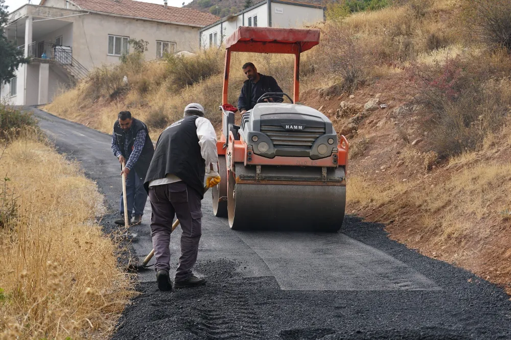 Yeşilyurt’ta Kış Öncesi Asfalt Çalışmaları Hızlandı