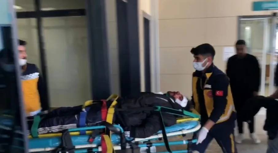 Yol Kenarında Silahla Vurulmuş 2 Kişi Bulundu