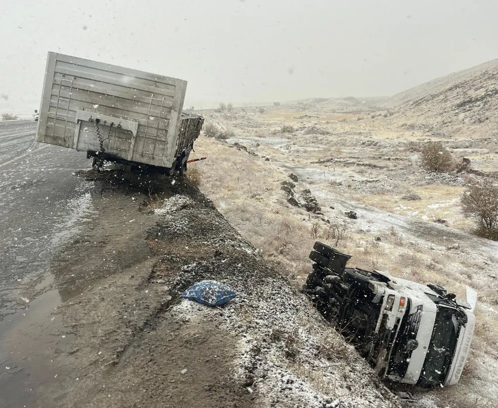 Doğanşehir’de Tır Şarampole Devrildi: 1 Yaralı