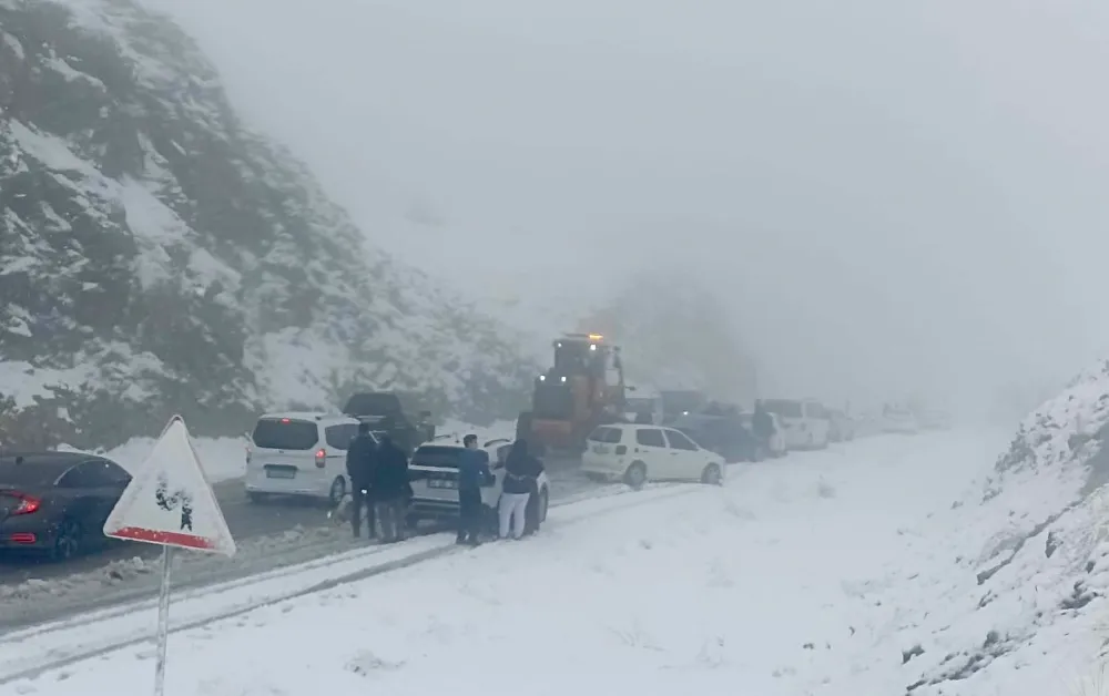Malatya– Çelikhan Yolunda Yoğun Kar ve Tipi Ulaşımı Aksattı