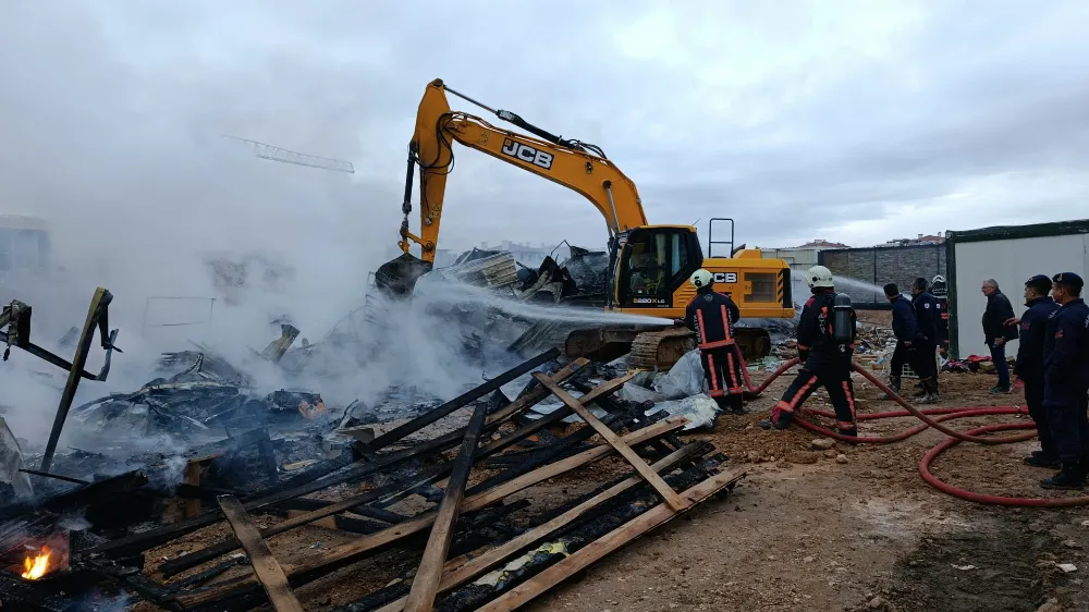 İkizce TOKİ Şantiyesinde Yangın: İşçi Konteynerleri Küle Döndü