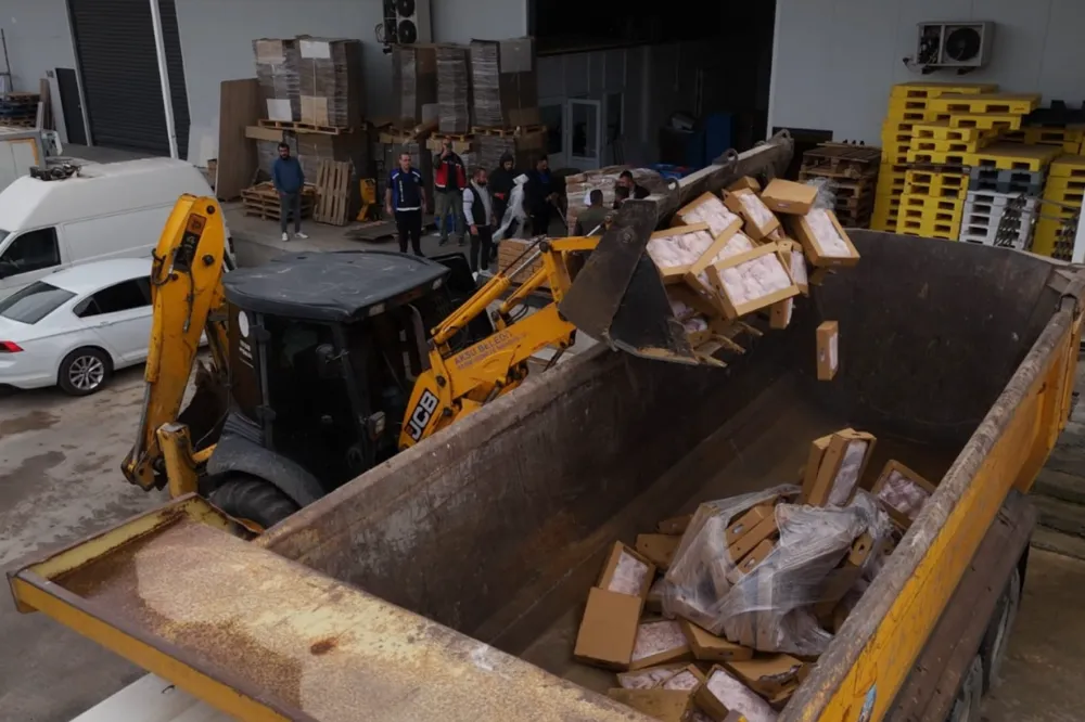 Antalya’da 25 Ton Tarihi Geçmiş Tavuk Ele Geçirildi