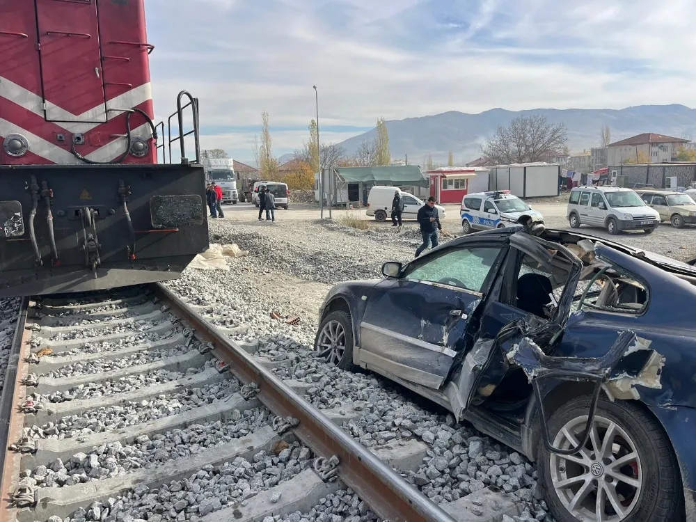 Doğanşehir’de Hemzemin Geçitte Kaza: Tren Otomobile Çarptı