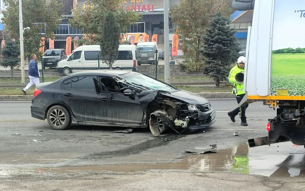 Malatya’da Otomobil Çöp Kamyonuna Çarptı: Sürücü Yaralı