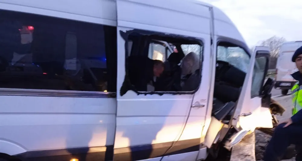 İşçi Servisi İstinat Duvarına Çarptı: 21 Yaralı