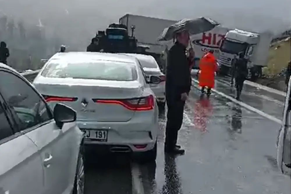Siirt-Bitlis Kara Yolunda İki Tır Kafa Kafaya Çarpıştı, Yol Trafiğe Kapandı