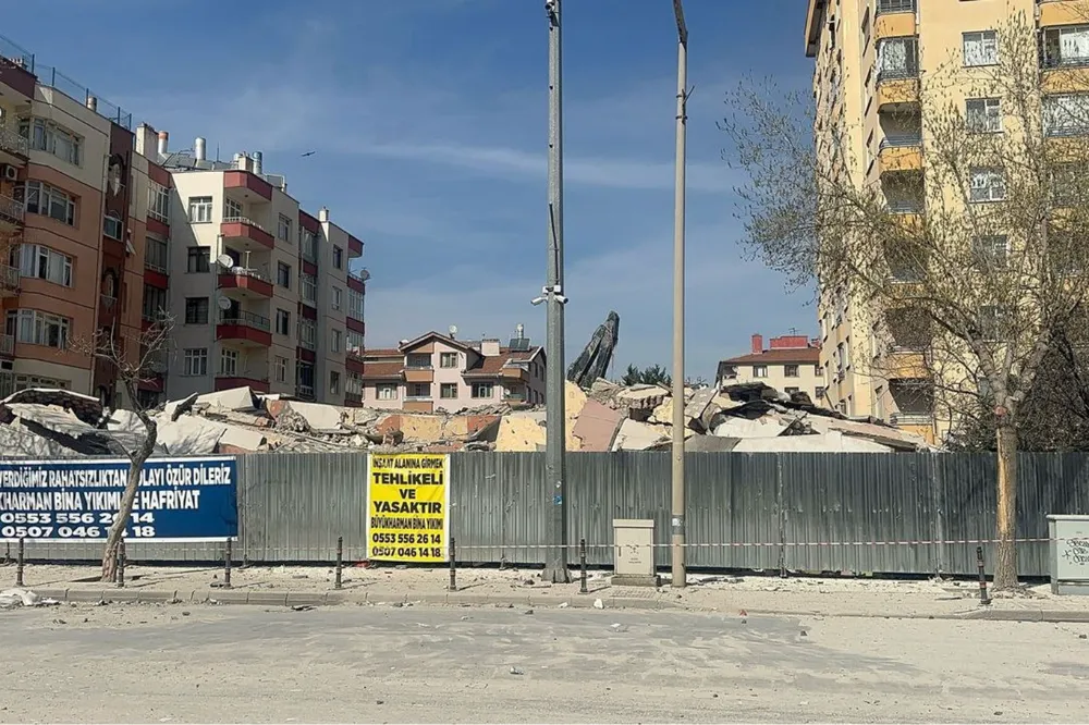 Konya’da Tahliye Edilen 6 Katlı Bina Çöktü