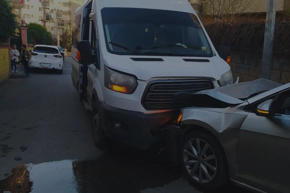 Minibüs İle Otomobil Çarpıştı: 3 Yaralı