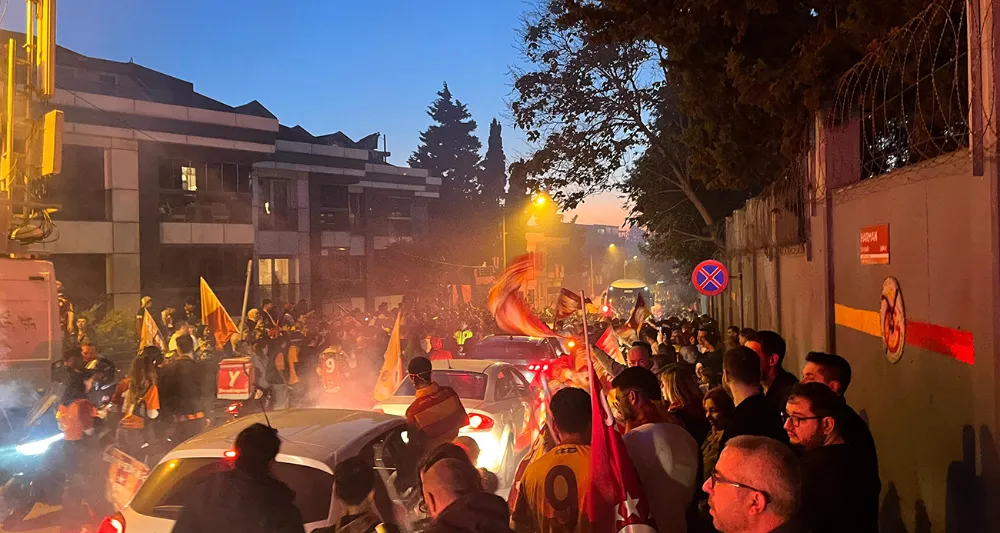 Galatasaray Taraftarları Florya’da Şampiyonluğu Kutluyor