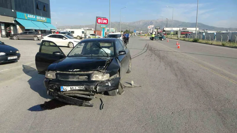 Kazaya Karışan Sürücü, Aracı Yol Ortasında Bırakıp Kaçtı