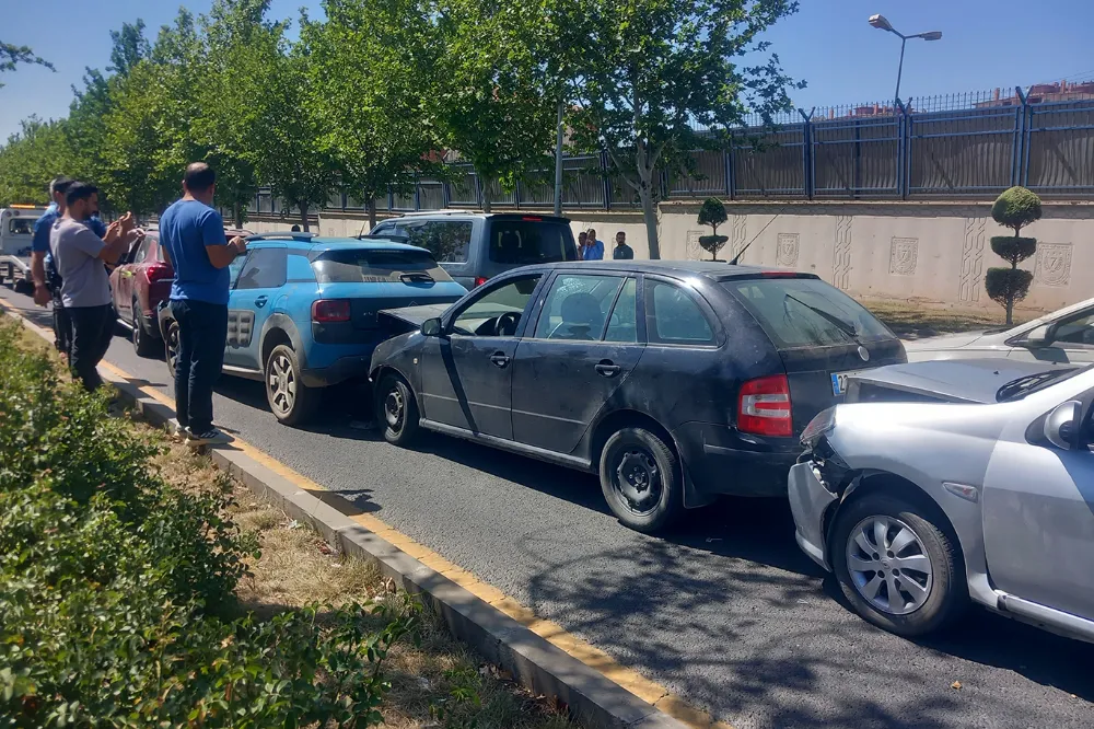 Trafik Faciası: 6 Araçlı Zincirleme Kaza, 6 Yaralı!