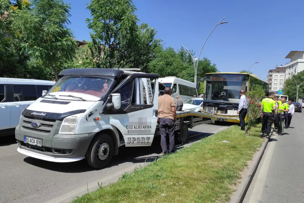  Otomobil Servis Minibüsüne Çarptı, Otobüs Refüje Çıktı