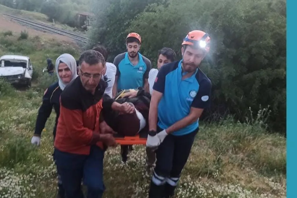 Feci Kaza: Otomobil Uçuruma Yuvarlandı, 2 Yaralı