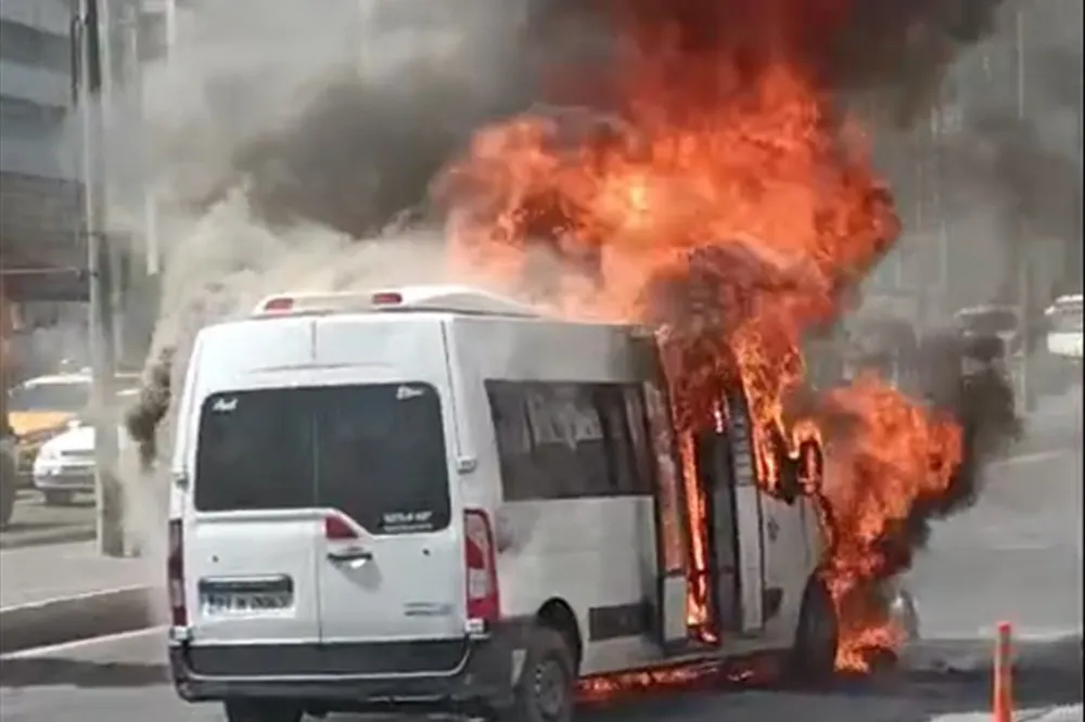 Seyir Halindeki Şehir İçi Yolcu Aracı Alev Topuna Döndü