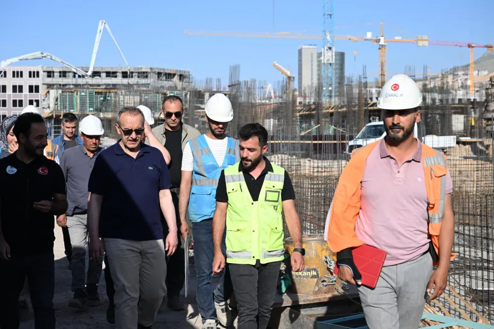 Vali Yavuz, Pazar Mesaisinde İnşaat Denetimlerine Devam Ediyor