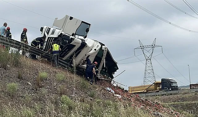 Karpuz Yüklü Tır Devrildi: 1 Ölü, 3 Yaralı