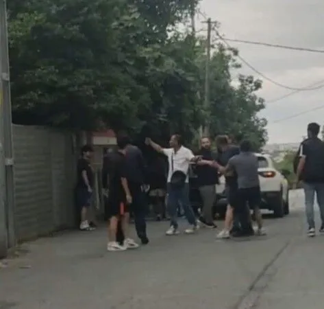 Sultangazi’de Kimlik Kontrolüne Direnen Alkollü Şüpheli Kadın Polise Saldırdı