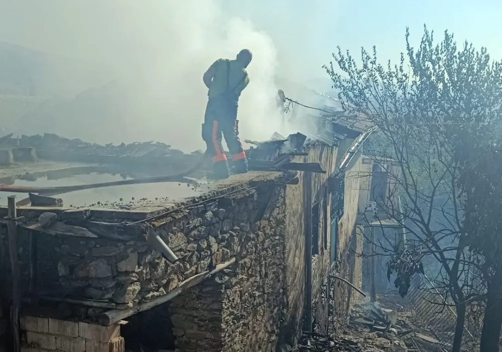Malatya’da Örtü Yangını: 2 Ev Küle Döndü