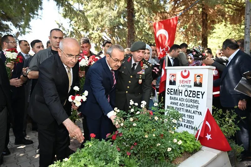 Vali Yavuz Ve Protokol Şehitliği Ziyaret Etti