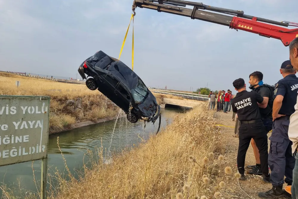 Otomobil Sulama Kanalına Uçtu