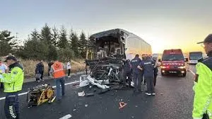 Yolcu Otobüsü İle Kamyon Çarpıştı: 1 Ölü, 10 Yaralı