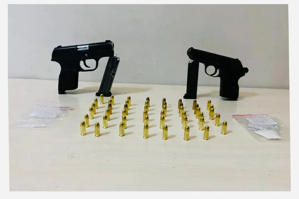 Ruhsatsız Silah Ve Uyuşturucu Ele Geçirildi