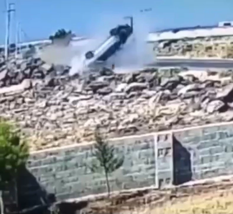 Kayalıklara çarpan otomobilin devrilme anı kamerada