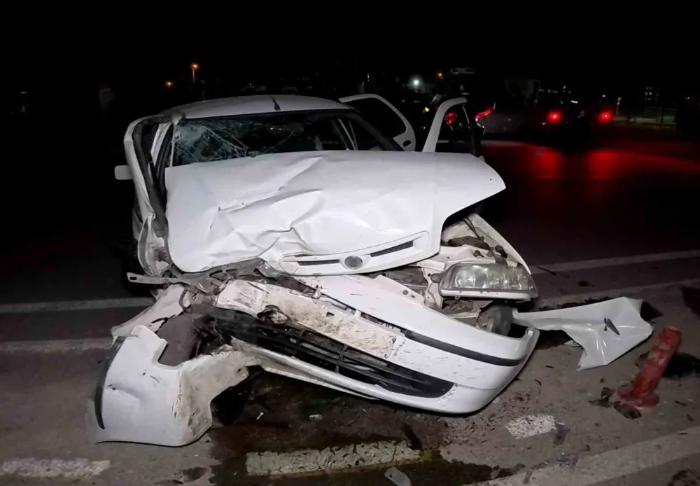 Tıra Arkadan Çarpan Fiat Otomobil Hurdaya Döndü: 2 Yaralı