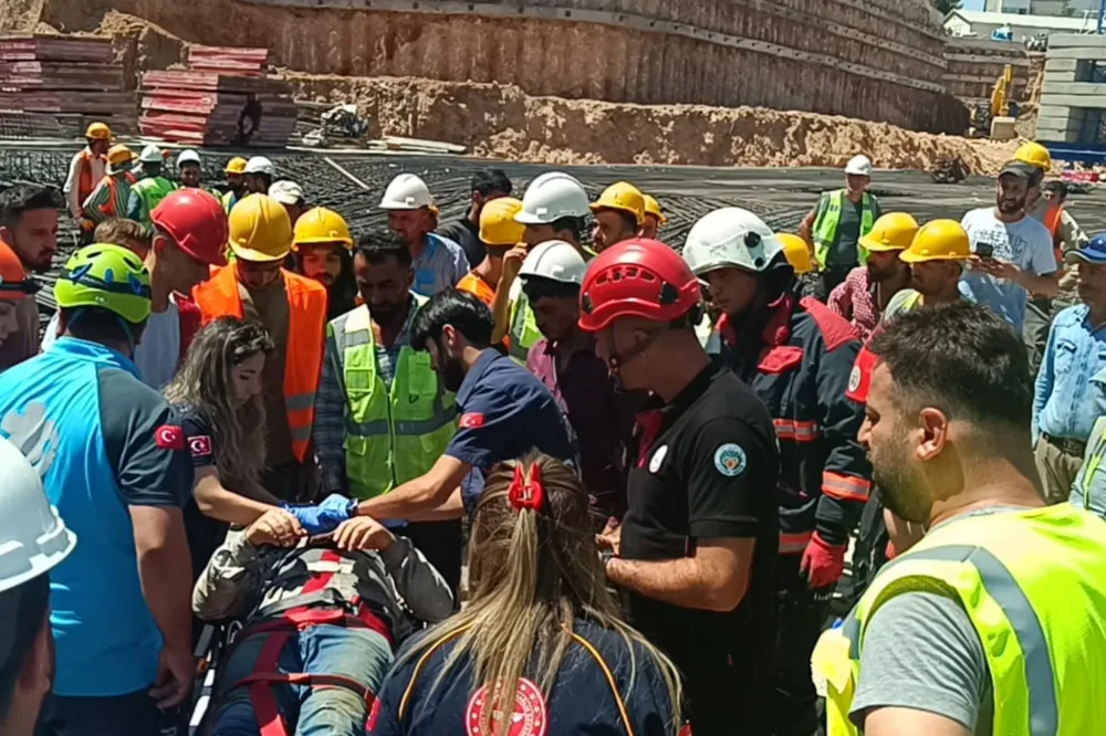 Şantiyede Demir Kalıp Çöktü: Bir İşçi Yaralı