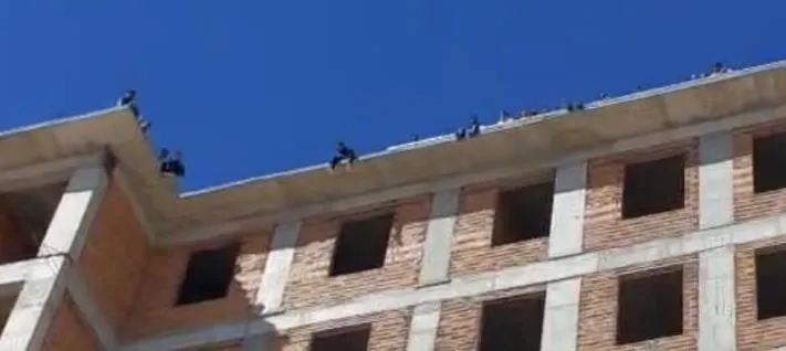 Maaşlarını Alamayan İşçiler Binanın Tepesine Çıktı