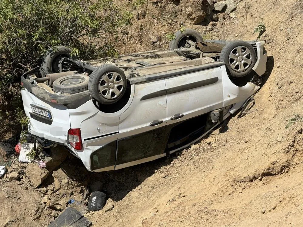 Hafif Ticari Araç Uçuruma Yuvarlandı: 1 Ölü, 4 Yaralı